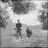 Un groupe de harkis en patrouille en pleine campagne.