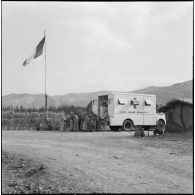 Rassemblement de la population du centre de regroupement de Talouine, situé dans la vallée de l'Oued Isser, devant le camion de la Croix-Rouge française.