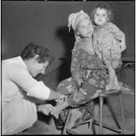 Des enfants du village de Taliouine, situé dans la vallée de l'Oued Isser, reçoivent des soins à l'antenne médicale (AMG).