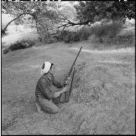 Portrait d'un membre du groupe d'auto-défense de Taliouine, située dans la région de Palestro, à l'affût en pleine montagne.