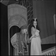 Portrait de deux comédiens sur scène à l'occasion de la répétition générale de la comédie Volpone, du dramaturge anglais Ben Johnson, devant des officiers, sous-officiers et hommes de troupe de la 428e Compagnie de réparation divisionnaire (428e CRD).