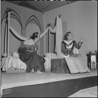 Portrait de deux comédiens sur scène à l'occasion de la répétition générale de la comédie Volpone, du dramaturge anglais Ben Johnson, devant des officiers, sous-officiers et hommes de troupe de la 428e Compagnie de réparation divisionnaire (428e CRD).