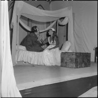 Portrait de deux comédiens sur scène à l'occasion de la répétition générale de la comédie Volpone, du dramaturge anglais Ben Johnson, devant des officiers, sous-officiers et hommes de troupe de la 428e Compagnie de réparation divisionnaire (428e CRD).