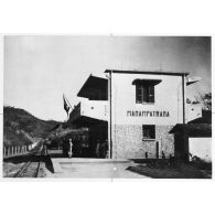 Madagascar, 1947. Rebellion de 1947. Inspection militaire sur la voie ferrée Fianarantsoa-Manakara. A la gare de Manampatrana.