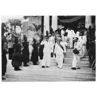 Dakar, 1947. Voyage du président Vincent Auriol en Afrique. Le président Vincent Auriol sortant de l'exposition de peinture organisée par "les Amis des Arts et des Lettres".