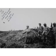 N[umér]o 1299. Verdun. Secteur de Mormont. Prost lâche un pigeon. 27 oct[obre] 1917. [légende d'origine]