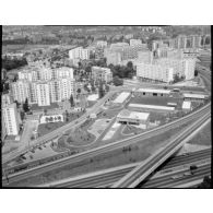 Saint-Denis (93). Vue oblique de la rénovation en bordure est du parc de la Légion d'Honneur.