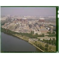 Alfortville (94). Vue prise des bords de Seine sur la centrale gazière d'Alfortville.