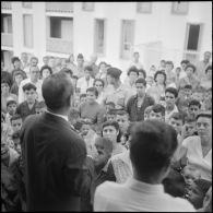 La rentrée des classes à l'école de filles et de garçons de la cité Fougeroux à Bouzareah : appel des élèves par le directeur.