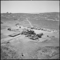 Vue aérienne de l'installation d'une tour de radar.