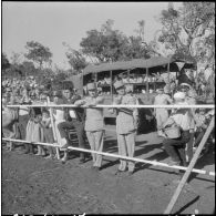 Les généraux Roy et Degatigne, spectateurs de l'épreuve de saut d'obstacle.