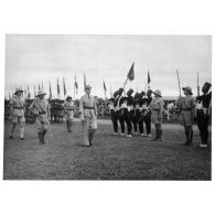 Brazzaville, 11 novembre 1942. Le général Leclerc passe les troupes en revue.<br>