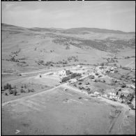 Vue aérienne du poste de commandement (PC) du 12e bataillon de chasseurs alpins (12e BCA) à Munier.