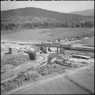 Vue du pont de l'oued-el-Kebir en reconstruction, entre Le Tarf et  Yusuf.