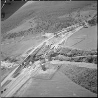 Vue aérienne du pont de l'oued-el-Kebir en reconstruction, entre Le Tarf et  Yusuf.