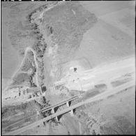 Vue aérienne du pont de l'oued-el-Kebir en reconstruction, entre Le Tarf et  Yusuf.