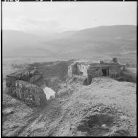 Un blockhaus devant le poste de commandement (PC) du 3/25e bataillon de chasseurs alpins (BCA).