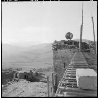 Le projecteur est utile pour fouiller la nuit le terrain boisé près de la frontière.