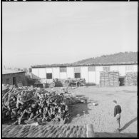 Le bois de chêne-liège est utilisé pour construire des remparts contre les éclats d'obus de mortier tirés parfois de la frontière.