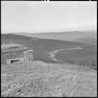 Barrage avant nord à la frontière tunisienne : un poste d'observation en pleine montagne.