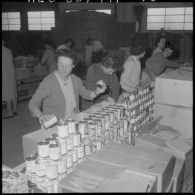 Mise en caisse de différentes friandises.