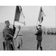 Le président de la République du Portugal en France. Remises de décorations par le président Raymond Poincaré.