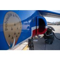 Un mécanicien alimente un avion Alphajet de la Patrouille de France pour le premier vol de la journée sur la base aérienne (BA) 701 de Salon-de-Provence.