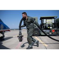 Un mécanicien avitaille en carburant un avion Alphajet de la Patrouille de France pour le premier vol de la journée sur la base aérienne (BA) 701 de Salon-de-Provence.