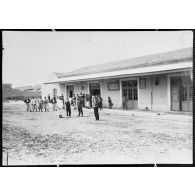 Devant la cantine Wagner à Oudjda. [légende d'origine]