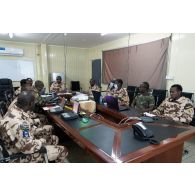 Réunion d'état-major au centre des opérations aériennes de l'armée tchadienne à Massaguet, au Tchad.