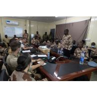 Réunion d'état-major au centre des opérations aériennes de l'armée tchadienne à Massaguet, au Tchad.