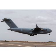 Arrivée d'un avion Boeing C-17 émirati sur l'aéroport de Gao, au Mali.