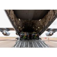 Déchargement de véhicules blindés légers (VBL) depuis la soute d'un avion Boeing C-17 émirati sur l'aéroport de Gao, au Mali.