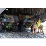 Déchargement de véhicules blindés légers (VBL) par les soldats du détachement de transit interarmées (DéTIA) depuis la soute d'un avion Boeing C-17 émirati sur l'aéroport de Gao, au Mali.