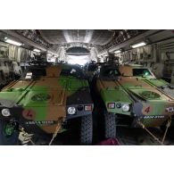 Déchargement de véhicules blindés légers (VBL) depuis la soute d'un avion Boeing C-17 émirati sur l'aéroport de Gao, au Mali.