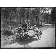 Route du Tanet à la Schlucht, tricar pour blessé. Le médecin assis derrière le chauffeur. Ambulance alpine 175. [légende d'origine]