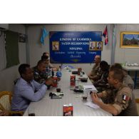 Des officiers français et maliens rencontrent des autorités des casques bleus pour la restitution de la base de Tessalit à l'armée malienne.