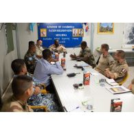 Des officiers français et maliens rencontrent des autorités des casques bleus pour la restitution de la base de Tessalit à l'armée malienne.