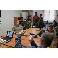 Réunion entre autorités de la Mission des Nations Unies pour la restitution de la base de Tessalit à l'armée malienne, au Mali.