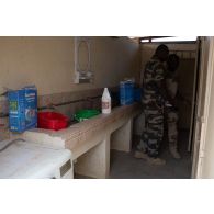 Le capitaine Sidibé inspecte les sanitaires de la abse de Tessalit, au Mali.