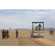 Des casques bleus tchadiens réfectionnent la piste du terrain d'aviation de Tessalit, au Mali.