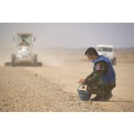 Un casque bleu cambodgien participe à la réfection de la piste du terrain d'aviation de Tessalit, au Mali.