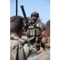 Un instructeur dirige une formation sur lanceur Cougar de 56 mm à Kaya, au Burkina Faso.