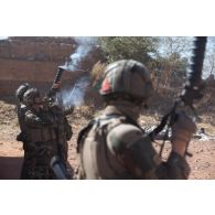 Des soldats s'entraînent au maniement du lanceur Cougar de 56 mm à Kaya, au Burkina Faso.