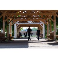 Des collégiens traversent la cour du lycée militaire d'Autun.