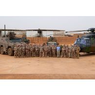 Photographie du personnel du centre des hautes études militaires (CHEM) en présence du colonel Thibaut Lemerle, représentant du commandant de la force Barkhane (REPCOMANFOR) à Gao, au Mali.