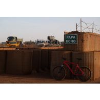 Arrivée du convoi Narvik 5 à l'entrée Papa Echo de la base de Gao, au Mali.