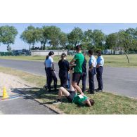 Un élève aide son camarade lors d'une crampe à l'issue d'un cours d'athlétisme au Prytanée National Militaire de La Flèche.