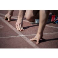 Des élèves en classe préparatoire se tiennent prêt au départ d'une course lors d'une séance d'éducation physique et sportive (EPS) au lycée militaire d'Autun.