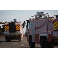 Des pompiers de l'air conduisent des véhicules mousse aérodrome (VMA) sur la base de Niamey, au Niger.